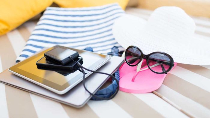 Gadget Ringkas untuk Traveler dan Backpacker yang Wajib Dibawa